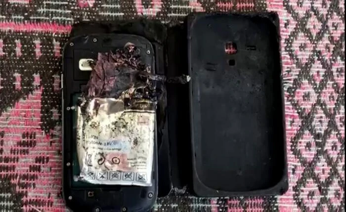 Şarjdan çıkardığı cep telefonu patladı